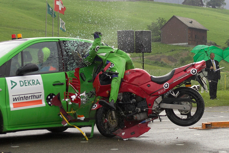 機車在車頭正面的碰撞情況下，容易發生車輪偏移造成騎士摔車