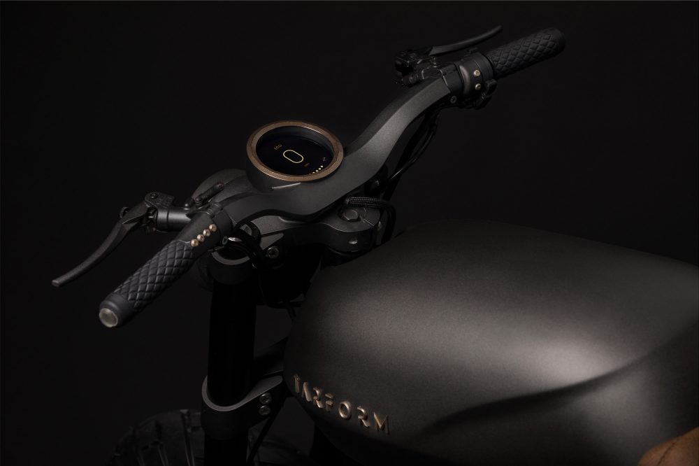 從側面看上去，握把以及儀表都相當的簡潔，加上使用相當特別幾何形狀的握把以及儀表外圈的青銅圓環點綴，讓整體的質感大幅度的提升