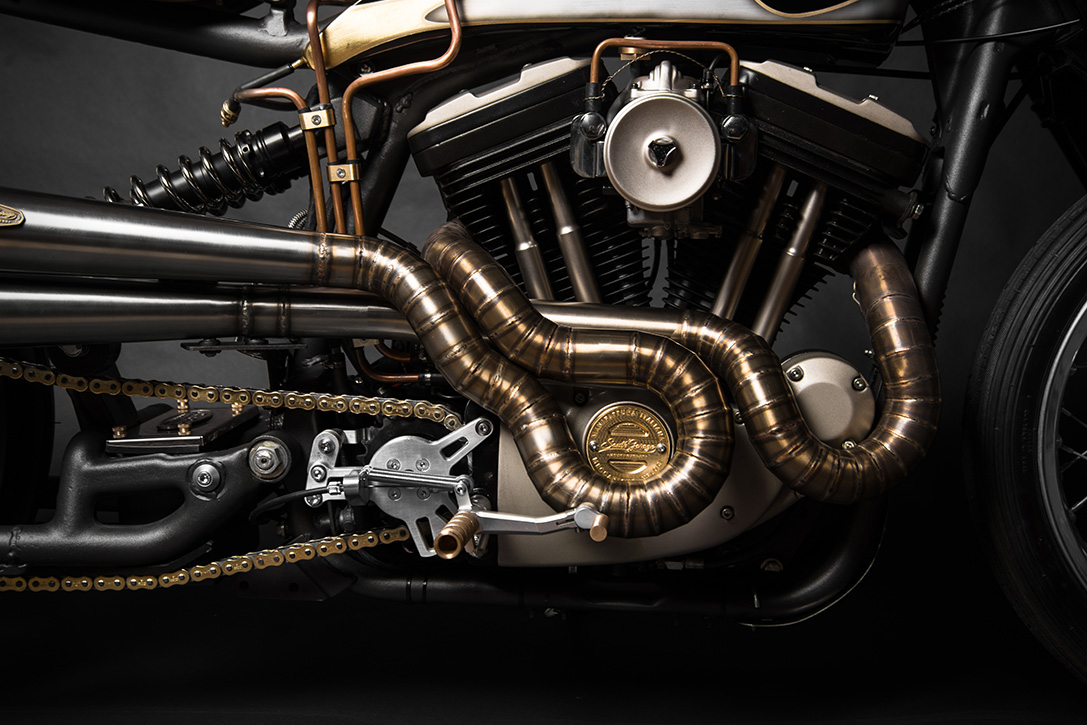 排氣管也採用手工燒製的手法展現工藝技術,排氣管前段的轉彎是搭配著變速箱的造型走