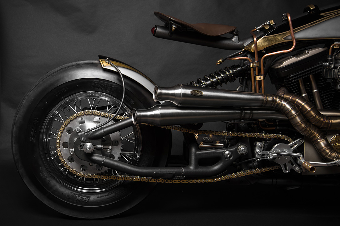 後搖臂為全手工打造,將原本的雙鎗避震器改為中置設計