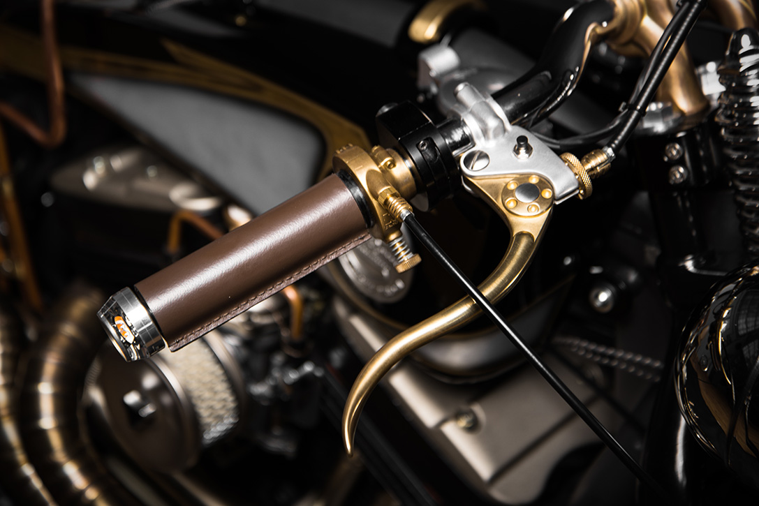 手把採用真皮製作,拉桿與煞車調節器也以黃銅製作