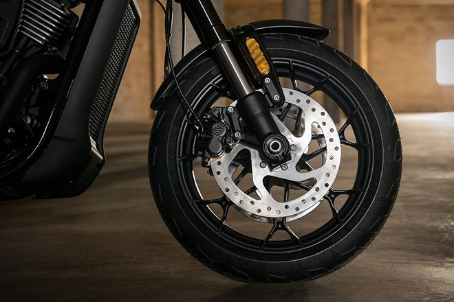 前叉從正立式換裝43mm倒立式前叉,前煞車也從單碟改為雙碟配置。