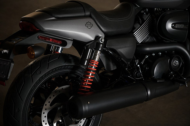 後懸吊換上附氮氣瓶及預載可調的雙鎗配置,配合加長的後搖臂使車輛擁有更高的穩定性