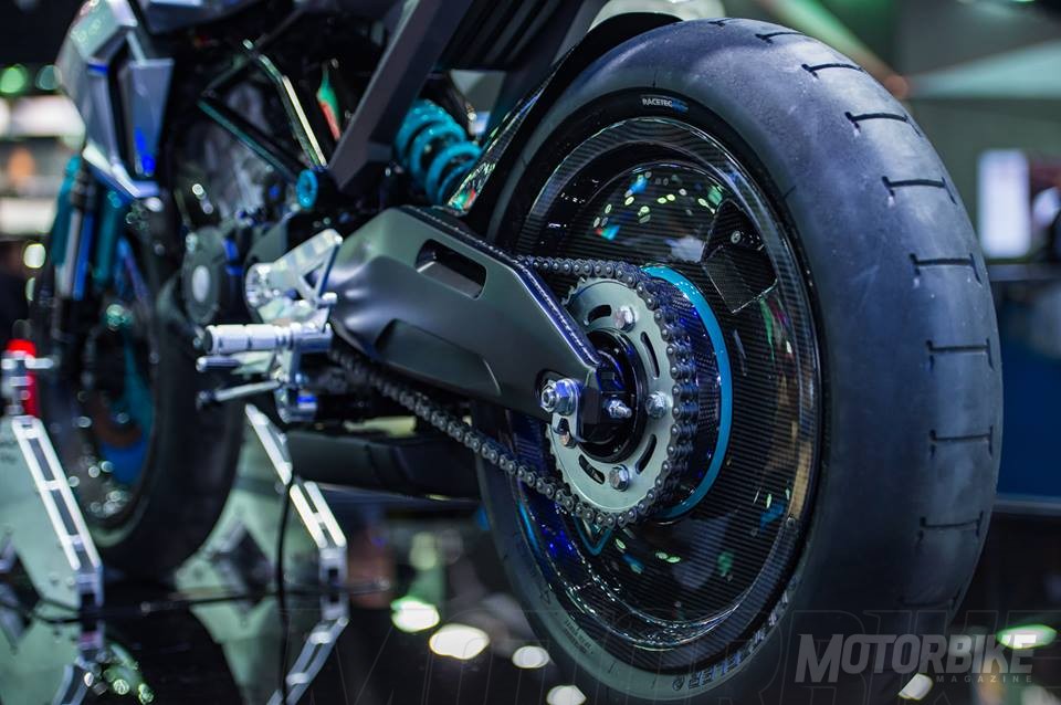 前後盤面輪框,無打孔碟盤和圓形大燈便是呼應早年的摩托車車體設計,這也是全車僅有的復古特徵