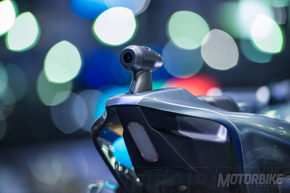 取代傳統後照鏡的車尾攝影機和全車冷冽色調,讓150SS Racer 更像是只有在未來世界才會出現的二輪車種