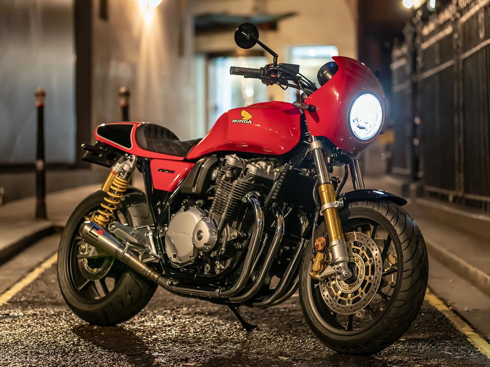 圓燈搭配上小小的車頭整流罩，讓這台CB1100RS 5Four展現低調又不失運動氣息的樣貌