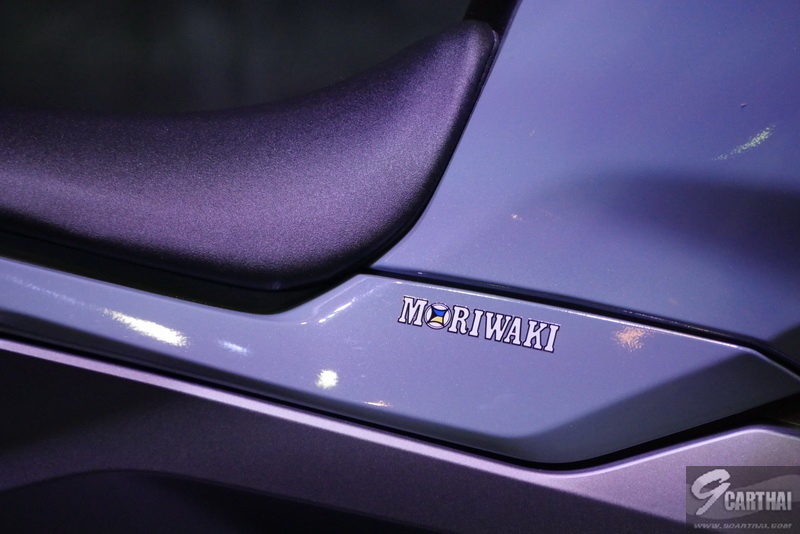 還有十月才會發售的MORIWAKI 版,原廠就裝上該牌排氣管,車身中段另有品牌標示