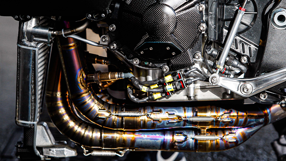 全新的CBR1000RR-R難得能有裸罩圖流出,可以看到WSBK廠車使用相當美豔的排氣管前段