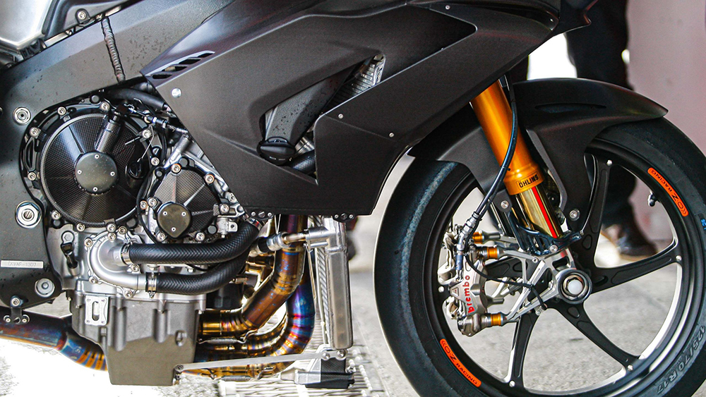 Triple R在換上來自MotoGP技術的腹內更新之後,擁有215hp的最大馬力,WSBK的參賽戰車更是傳出有235hp的最大馬力