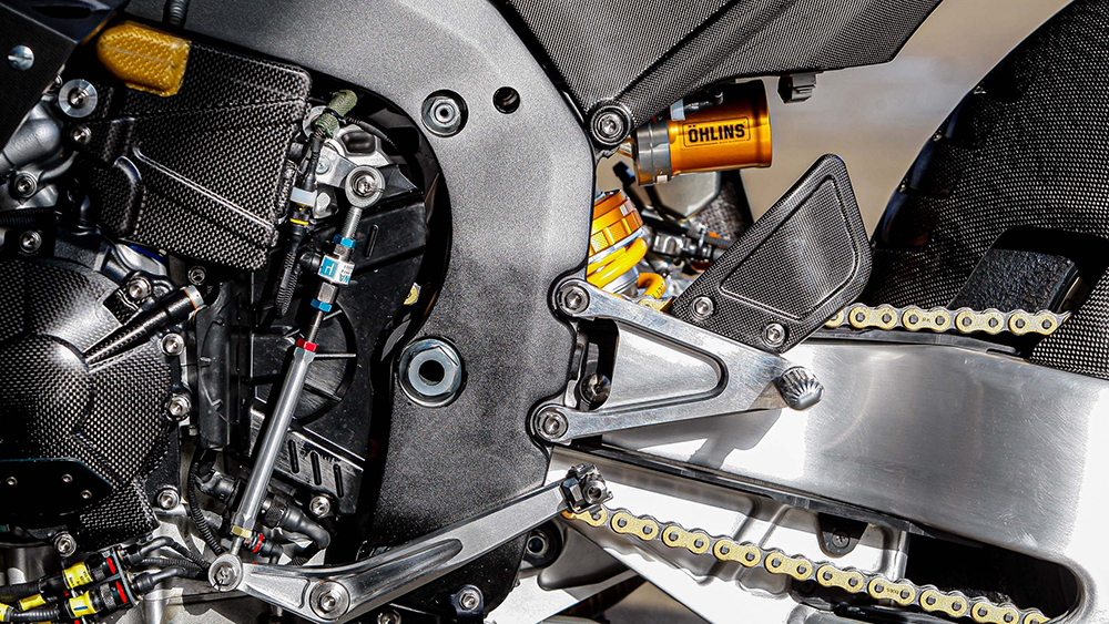 在捌弟的賽車上頭,能看到相當多的碳纖維佈建,另外懸吊應該也換上比賽用的Öhlins的後避震