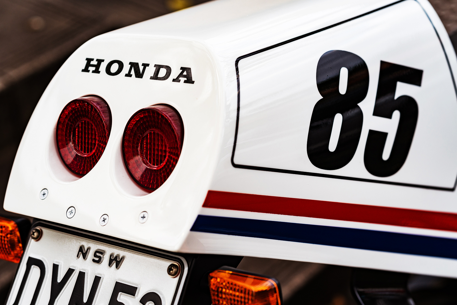 結構看似單調簡單，可實際上尾殼的部件的組成是來自於十個手工部件結合而成。藉由混合玻璃纖維和碳纖維