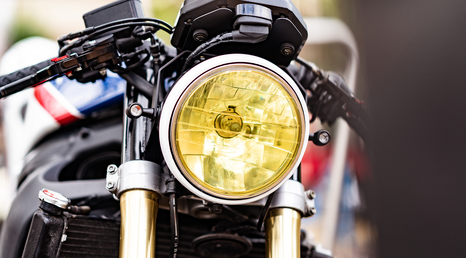 方向燈用上了小巧精緻的改裝迷你子彈燈，改裝作品落落大方而不失細節