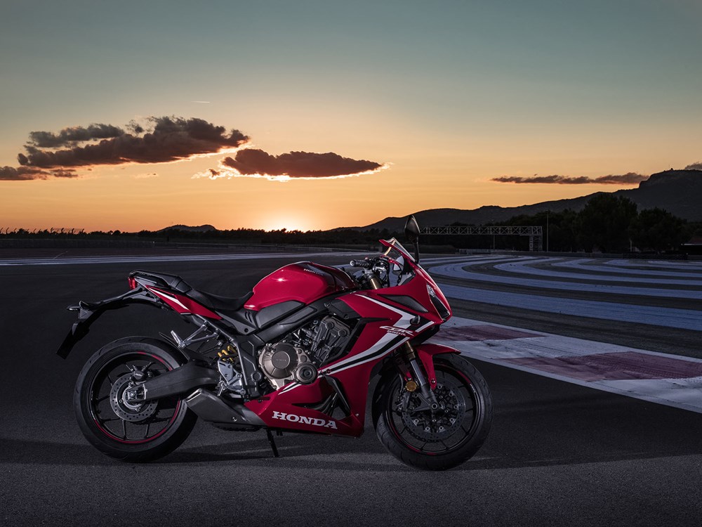 除了車體重量的偷輕以及馬力峰值的提升，CBR650R也更近一步的改變了騎士三角轉為更戰鬥的騎乘姿勢