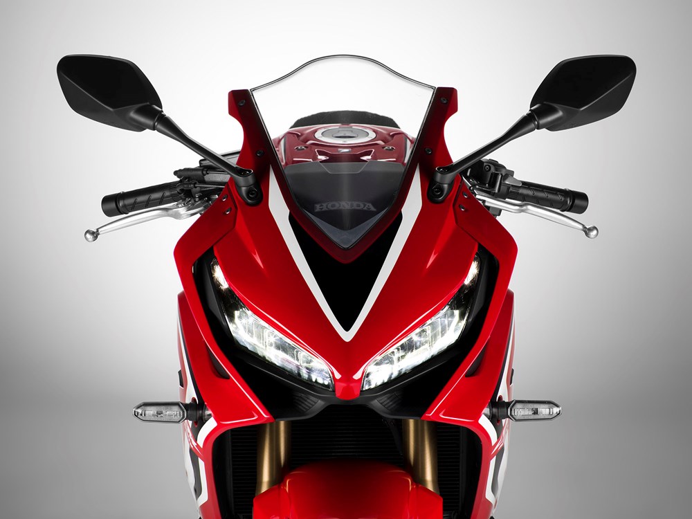 CBR650R替換下了CBR650F，同時在外觀上走向家族化的風格設計，在車頭部分看來與老大哥CBR1000RR來得更為相似