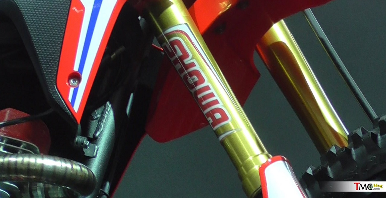 CRF150 量產版是正叉,原型車上的倒叉很有可能會被保留到新款車上