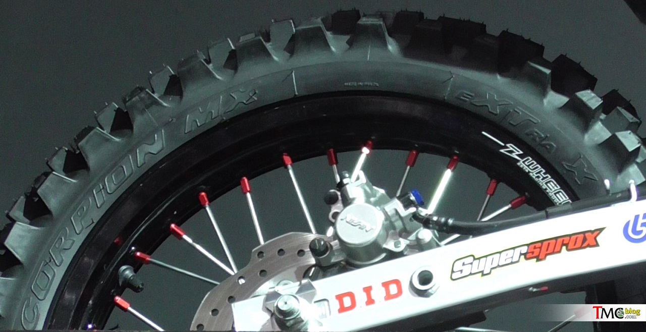 原型車的後碟煞與現行版鼓煞有出入,可能也是改款點之一