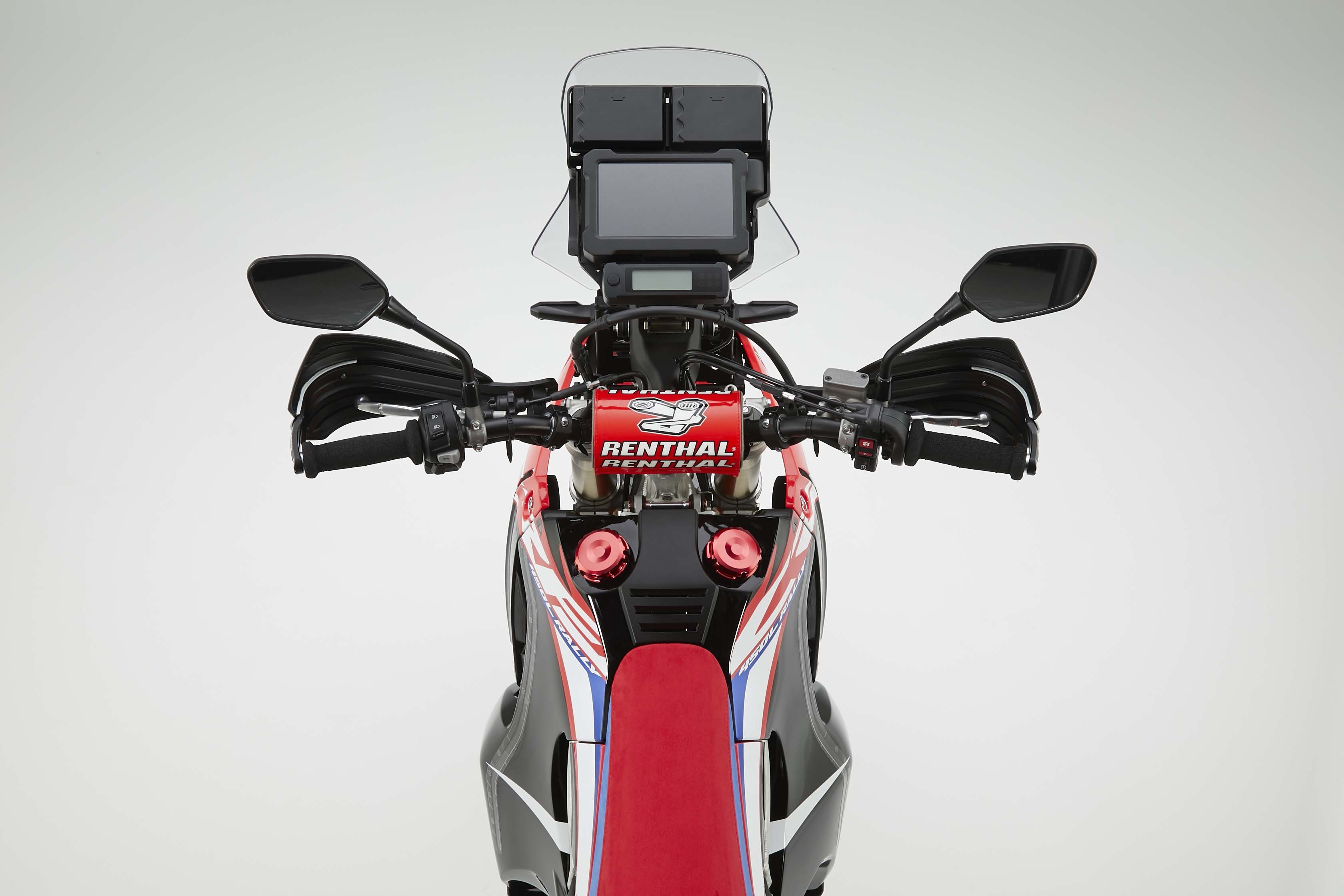 雖然油箱容量從7.6公升超大幅度的提升到20公升,但是CRF450L Rally卻沒有因此變胖變寬,因此很有可能是加強了車架內部的空間利用去增加油箱的容量