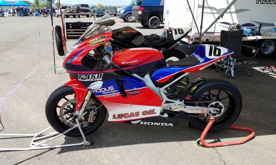 越野車改成賽車這件事,其實比你想像中還適合,美國一位仁兄就把他的HONDA CRF450R 改成這樣