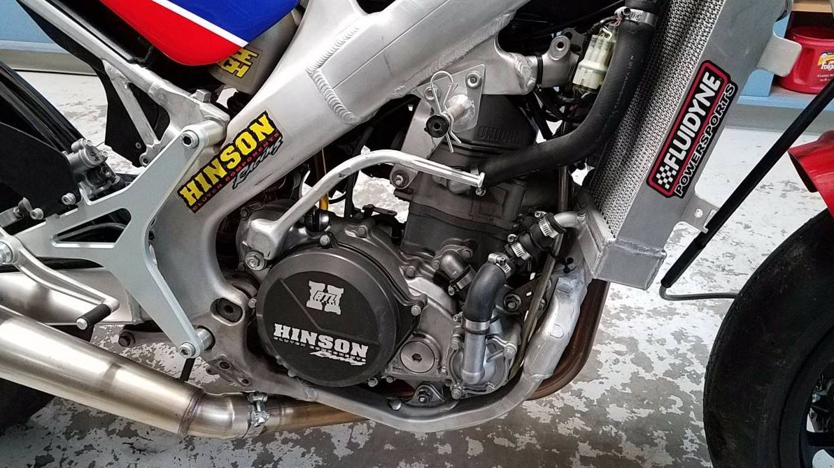 這是CRF450R 的原廠車架和後搖臂,水箱有對應長時間高轉而加大,腳踏是自製品