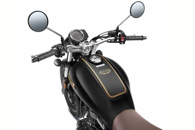 油箱中央加入一塊框有金邊烤漆拉線點綴,中間印上大大的週年紀念版字樣