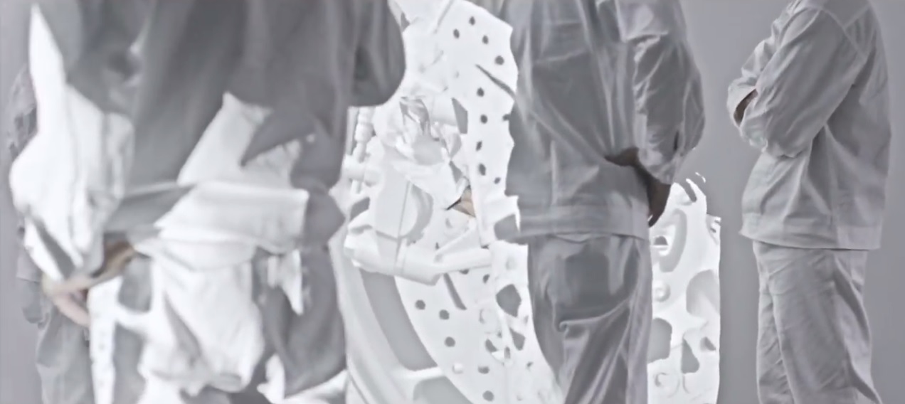 影片內有幾個地方似乎在暗示新車細節,例如這裡的前輻射對四卡鉗