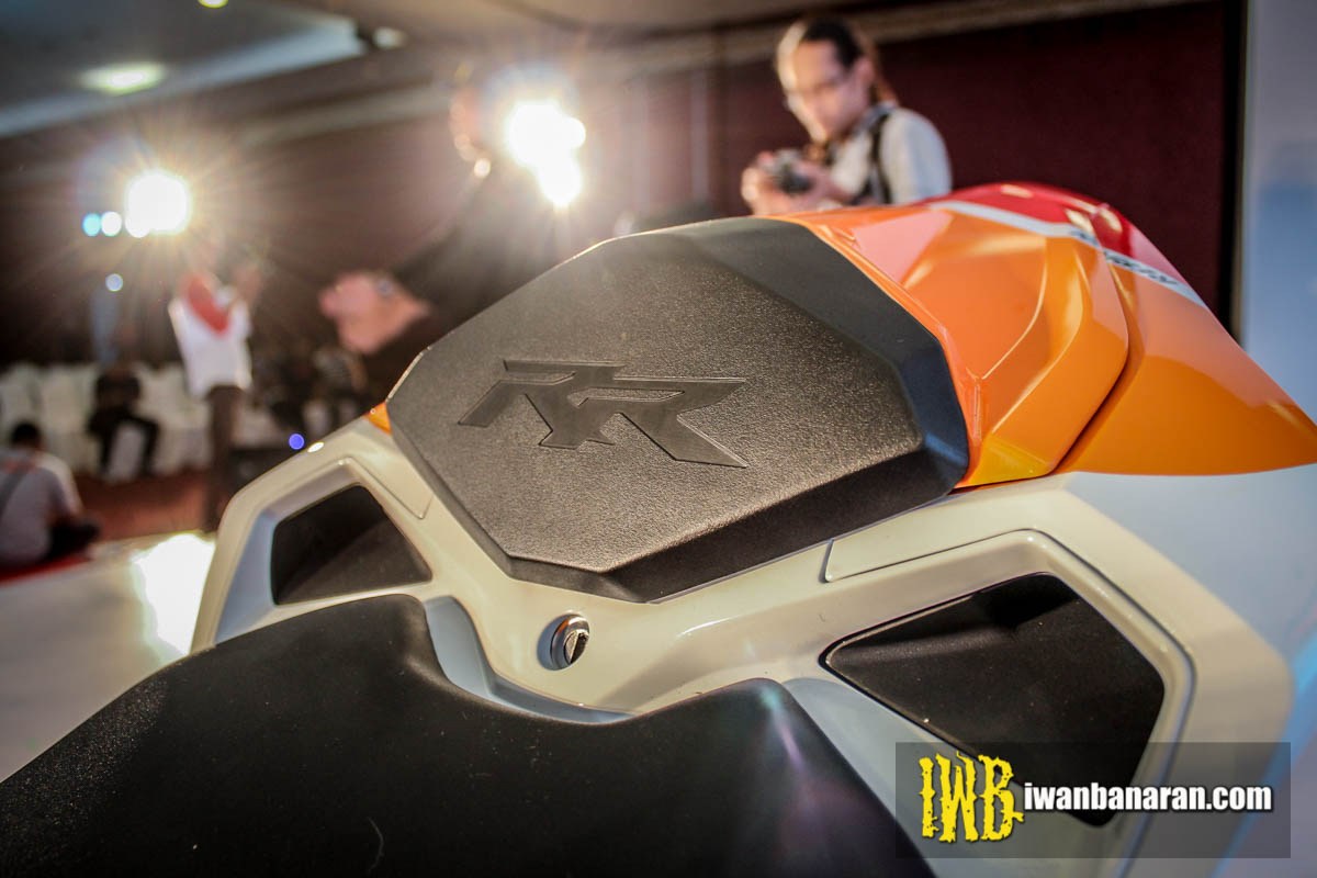 既然是台跑車單座蓋當然不能少，浮雕的RR清晰的點出這台鋼砲與眾不同的特殊身分