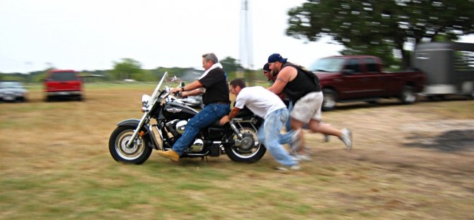 雖說推發是檔車的浪漫，但當你在炎炎夏日的路邊推車發不起來，那畫面絕對一點都不帥