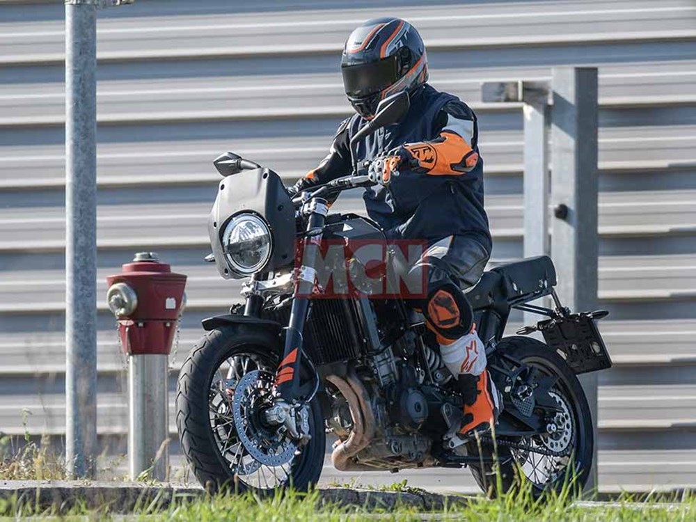 Husqvarna的這台全新冒險車款，在車頭大燈部分，就採用了更復古的圓燈設計