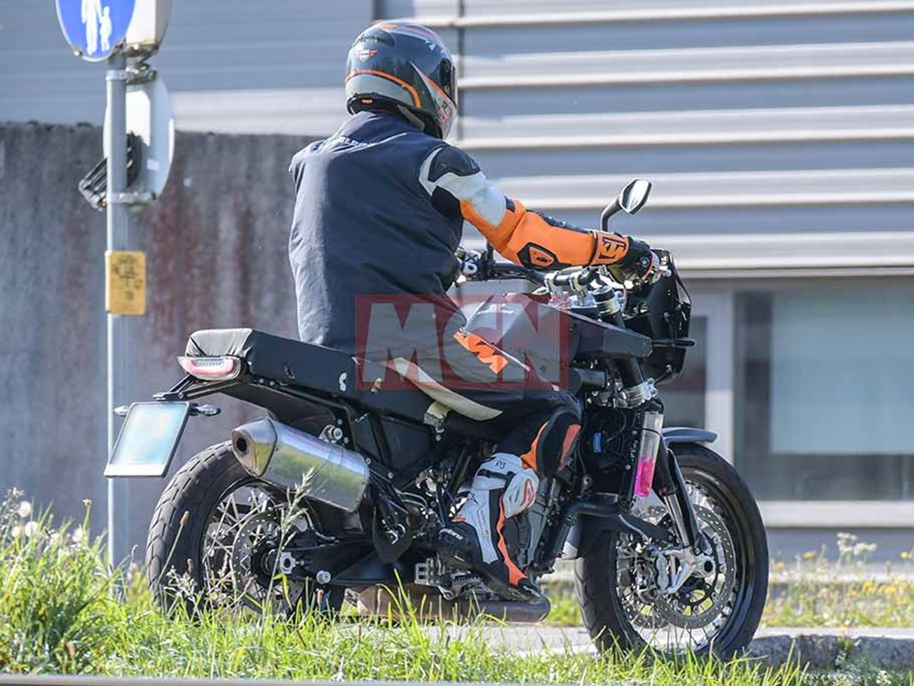 測試車的車尾部分仍舊非常粗糙，但是仍然可以看出Husqvarna一貫的方正簡潔設計