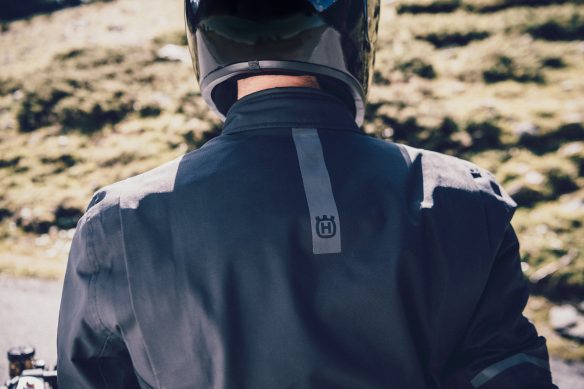 Pursuit GTX夾克外層採用GORE-TEX®材質，加上可拆卸保暖內襯，讓這件夾克四季皆可穿