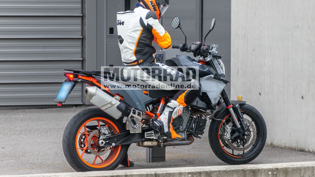 從側面看去，新款的Husqvarna Nuda與KTM 790/890車系採用大量共構設定