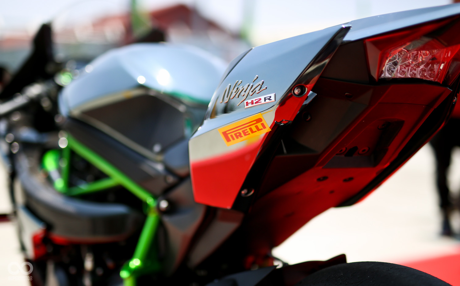 台崎引進的增壓猛獸Ninja H2、H2R 也現身會場。陽光照射在碳纖維與電鍍交織的車身上,發散著王者氣勢