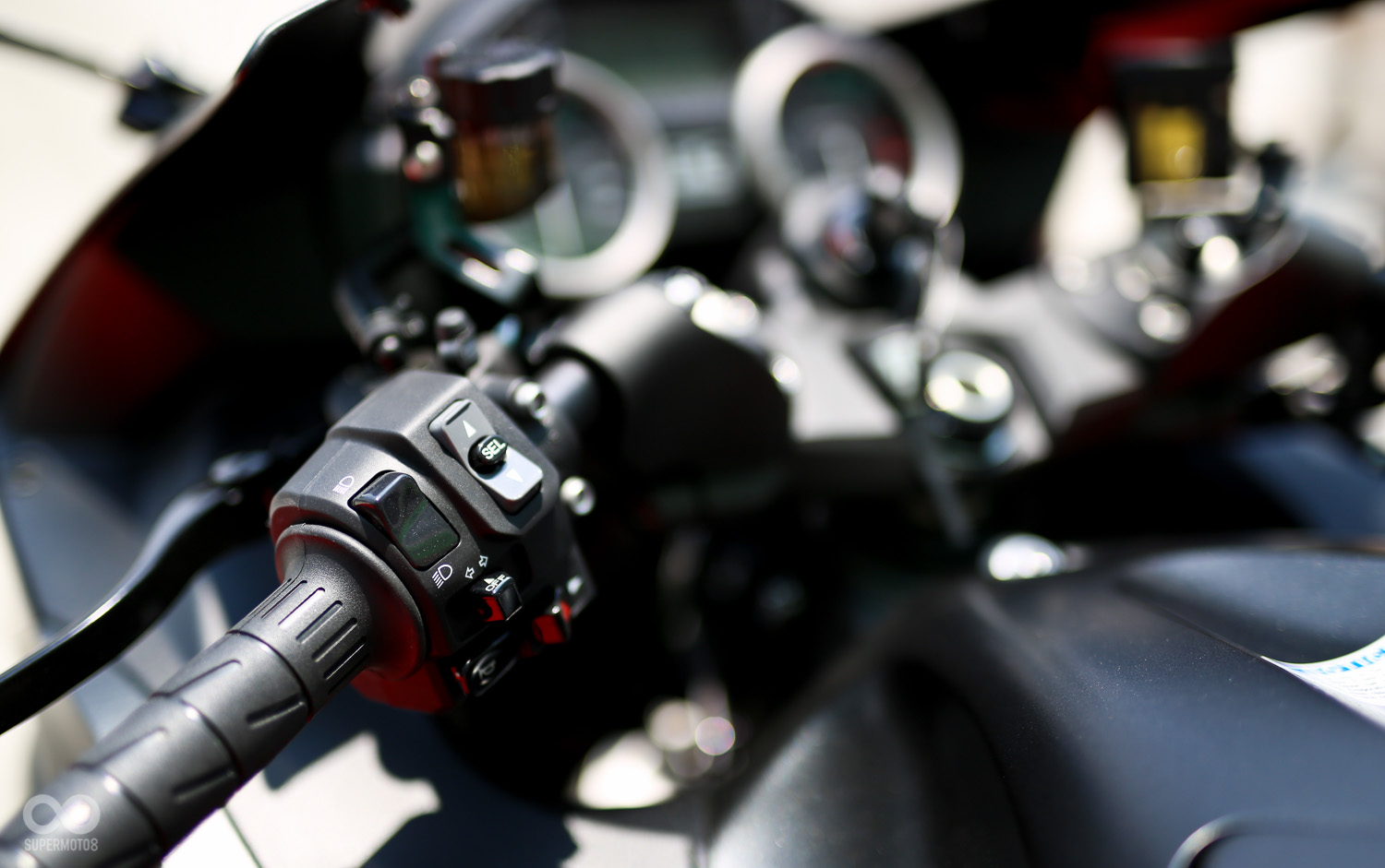 透過手把上的按扭進行車輛設定