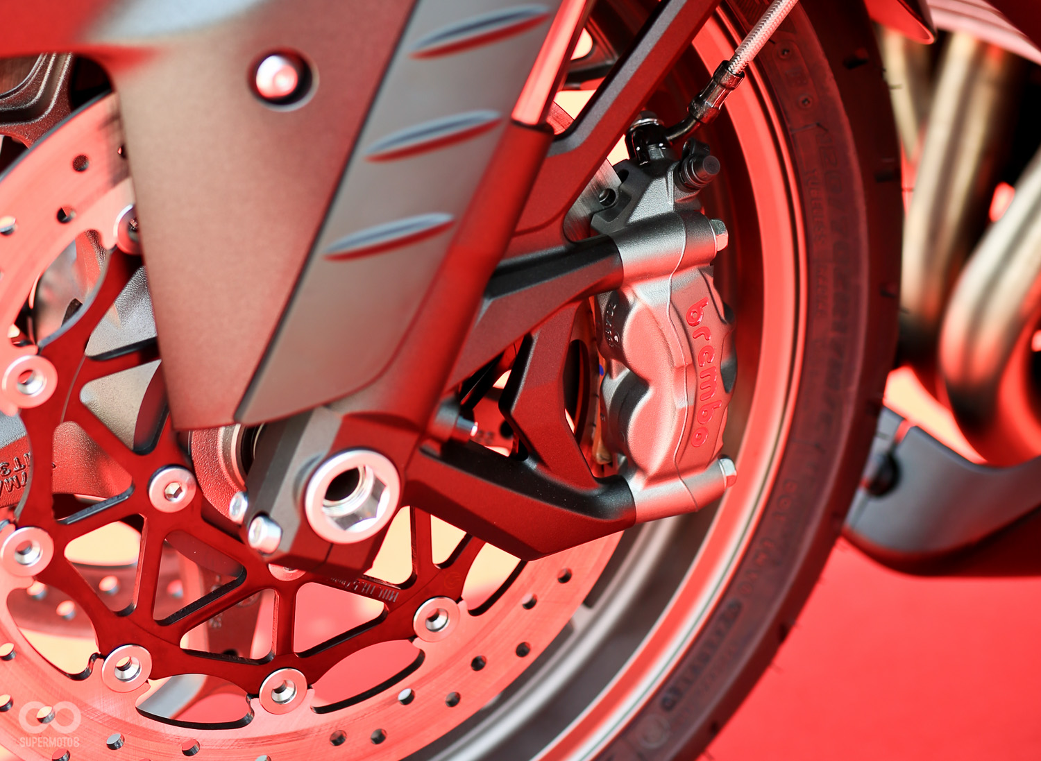 前煞車升級為Brembo M50一體切銷輻射卡鉗