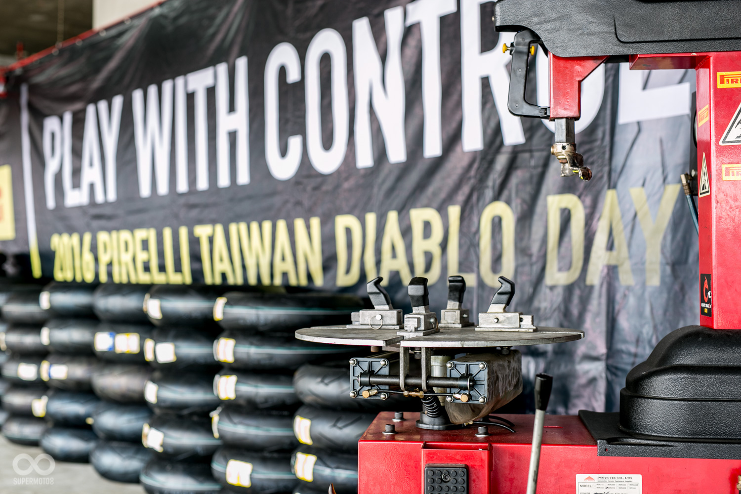 現場備有拆胎機與平衡器，並擺設尺寸齊全的DIABLO SUPERCORSA V2(大閃電)供車友現場更換