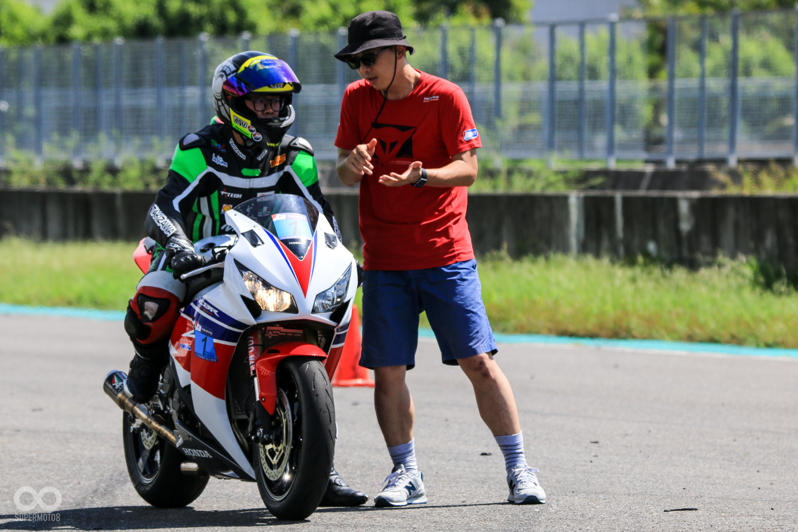 教練除了行前教學外,更會針對每個關卡針對個別學員指導