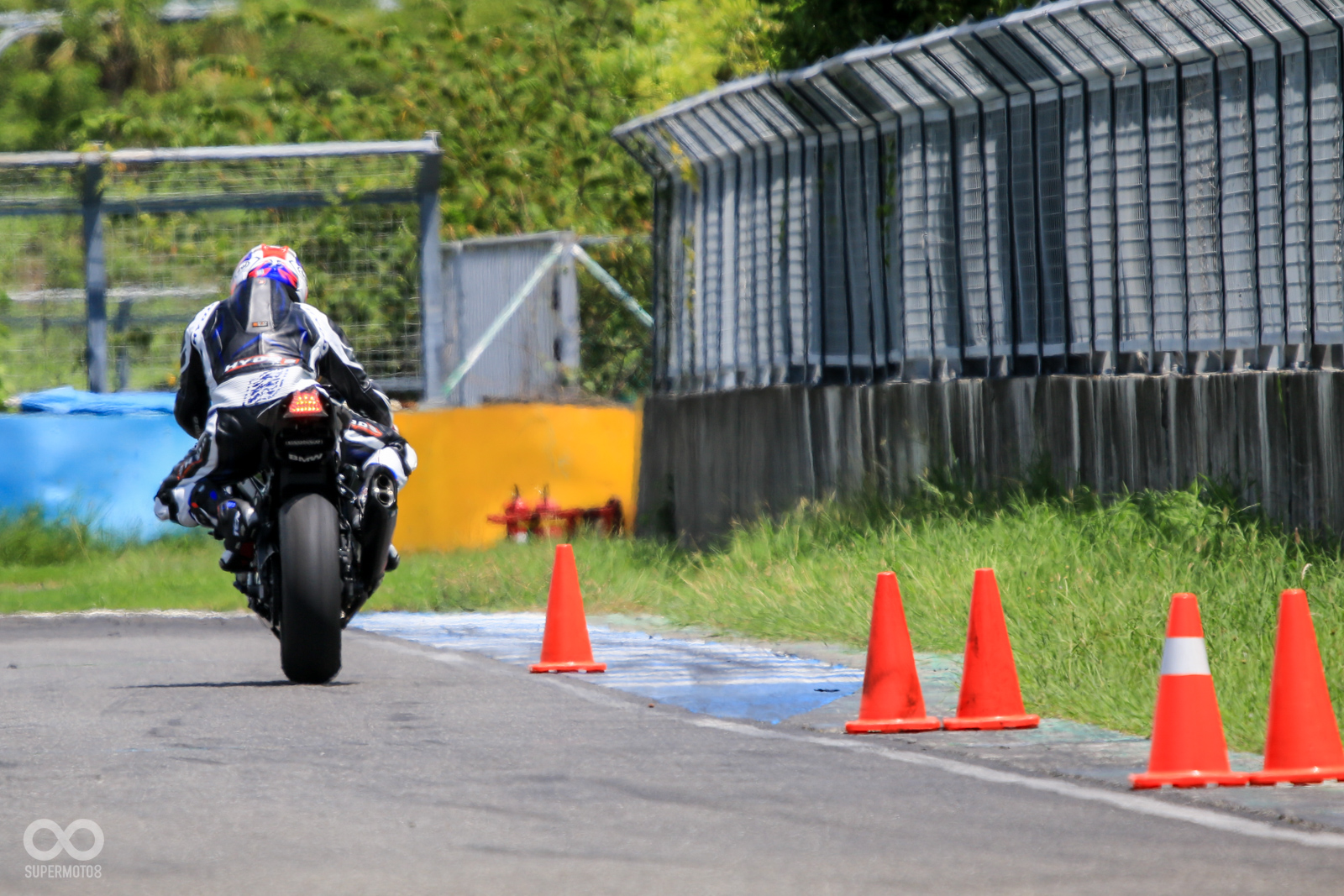 透過右側的錐桶,讓騎士建立入彎前的SOP,不再手忙腳亂