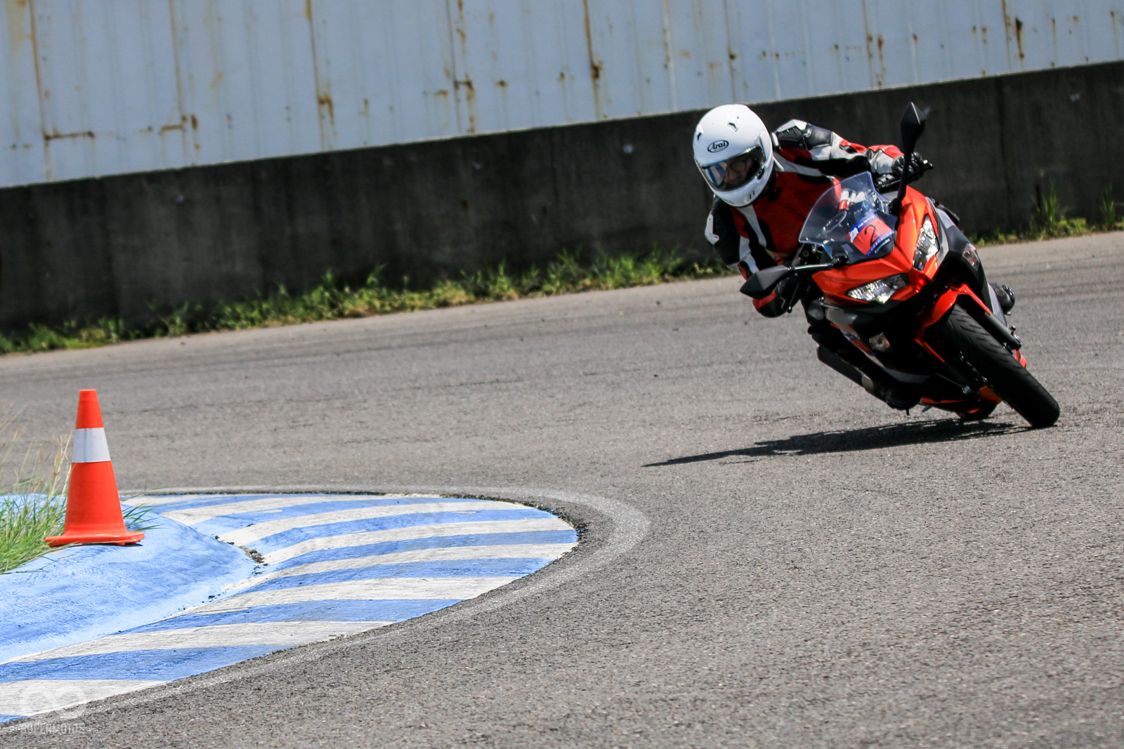 剛開始對於賽道仍不熟悉,錯過APEX點