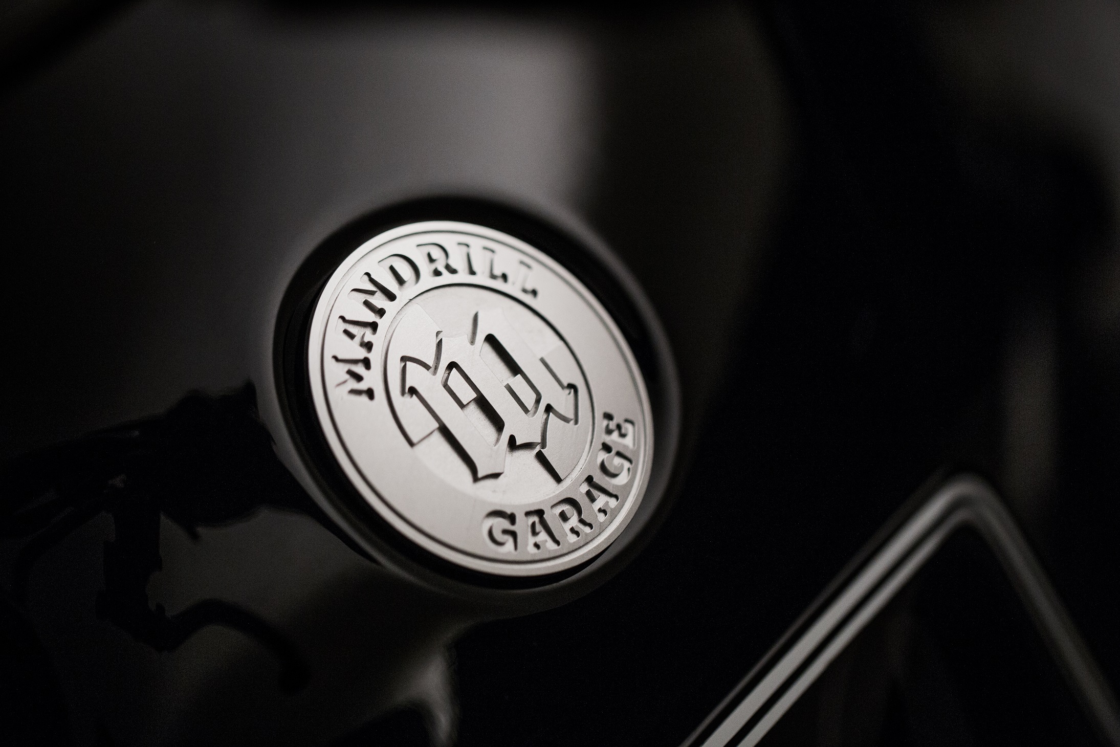 你有發現油箱上的名牌是改裝者自己的標誌與BMW 螺旋槳融合而成的嗎？