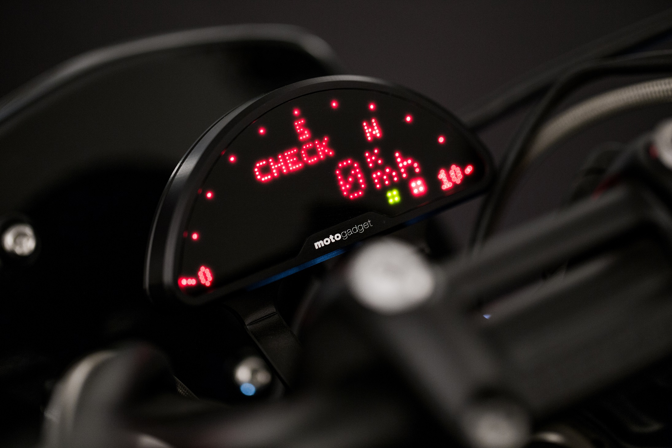 車頭上的MOTOGADGET 紅LED 單儀錶有你所需要的各種資訊，燈色與車輛氣氛相當一致