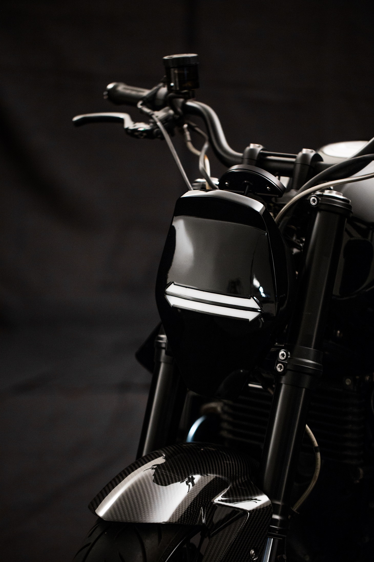 自行製作的類中古世界武士頭盔面罩，橫條處為LED 日型燈