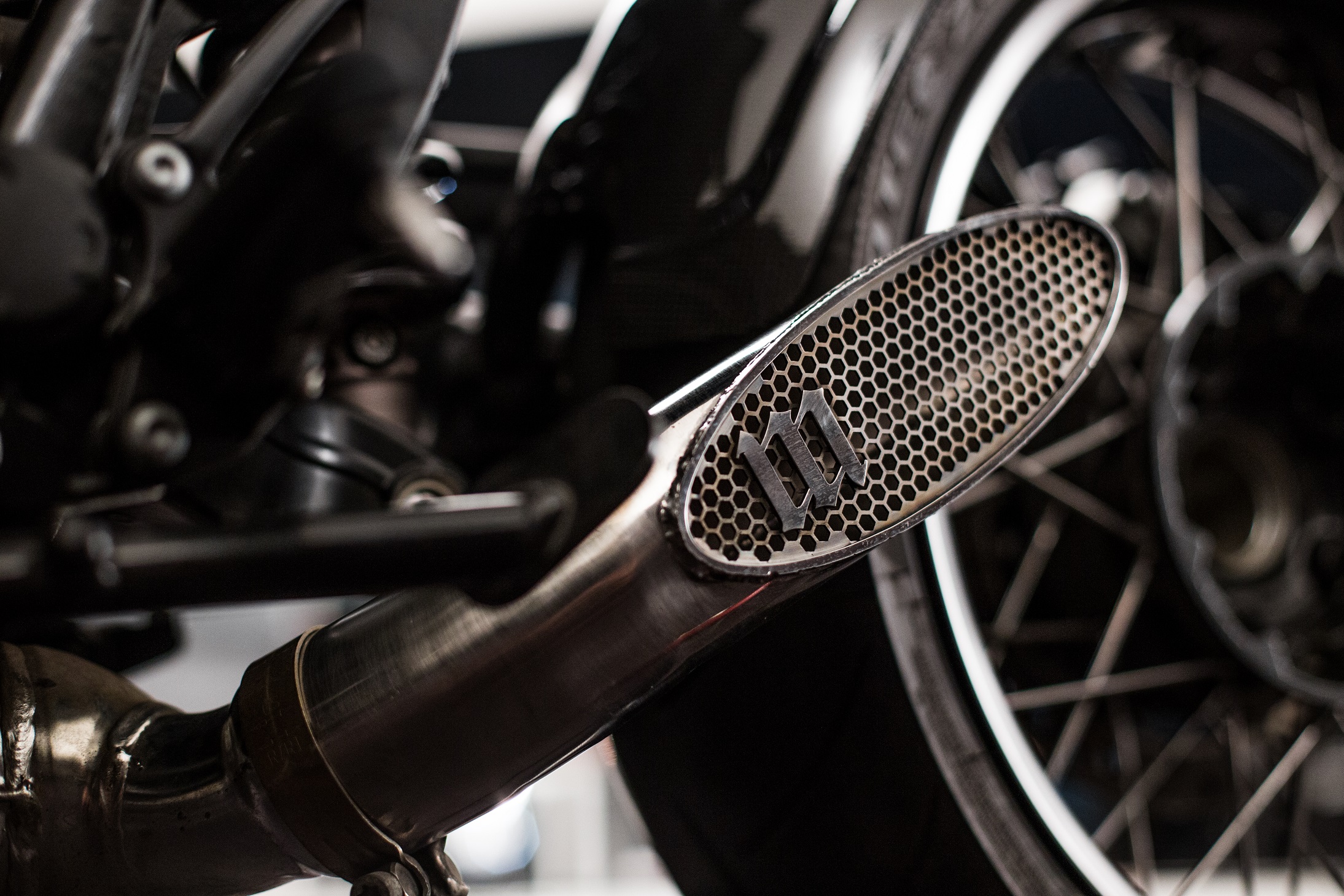 帶有改裝店家標記的斜切尾段消音器