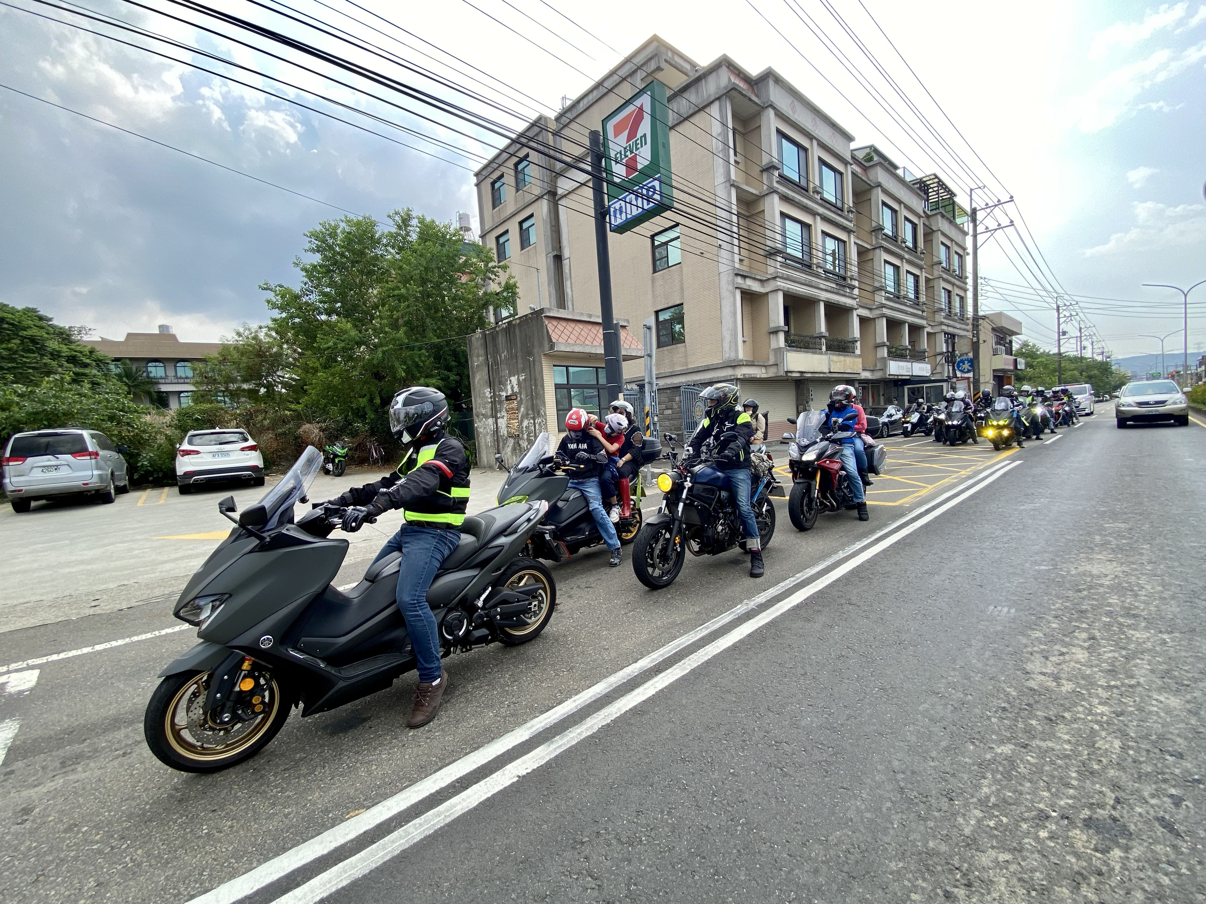 移動過程中有多位工作人員帶隊、注意路況;車友行進也遵守規矩RV騎乘