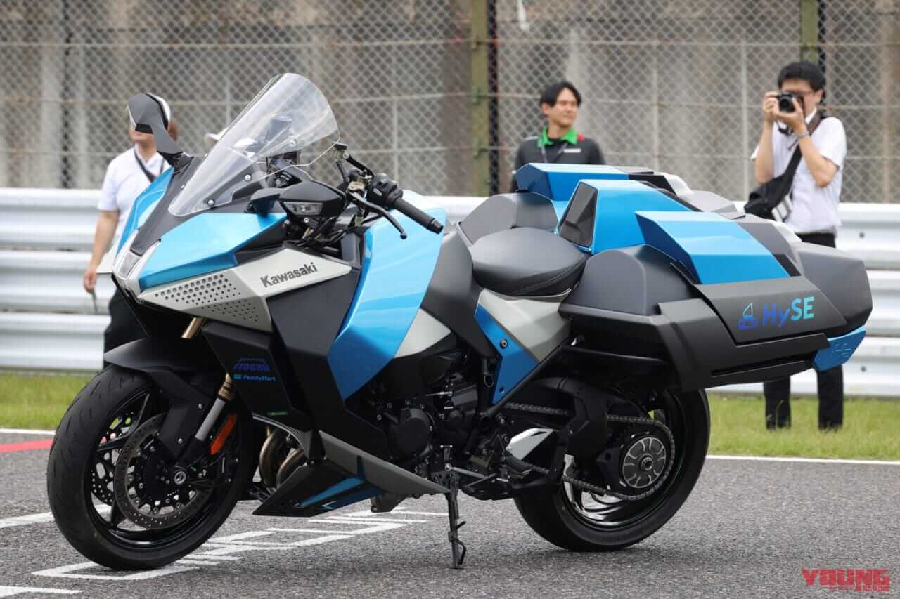 車尾左右兩大坨側殼內,放有兩組25L氫氣燃料箱