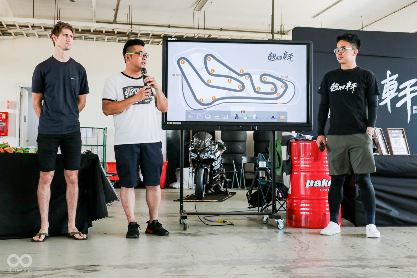 翹班車手賽道日也邀請Mike Jones前往卡丁車賽道與車友們互動交流