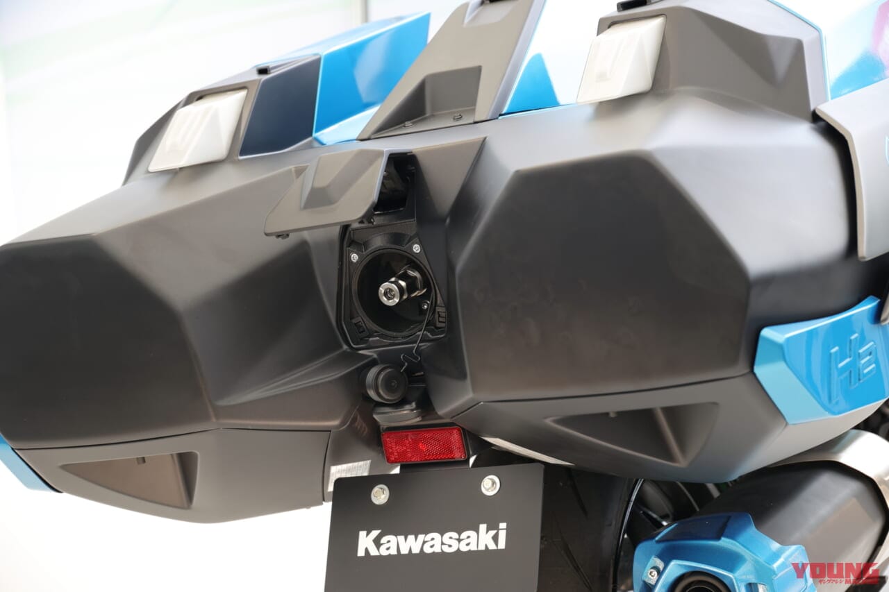 氫氣補充的打氣恐安裝在尾燈上方