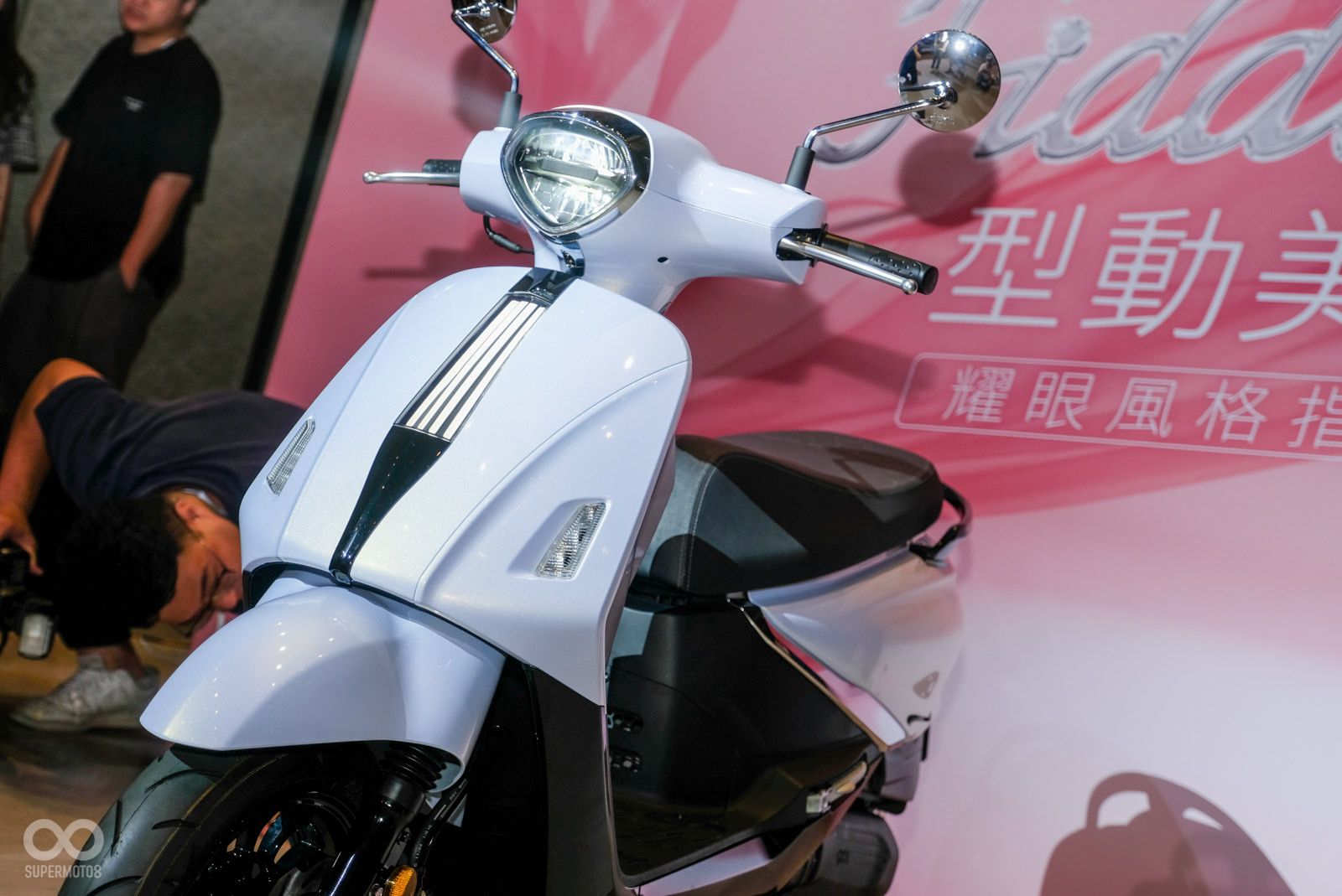車頭正面的定位燈加入小提琴的琴弦感設計語彙