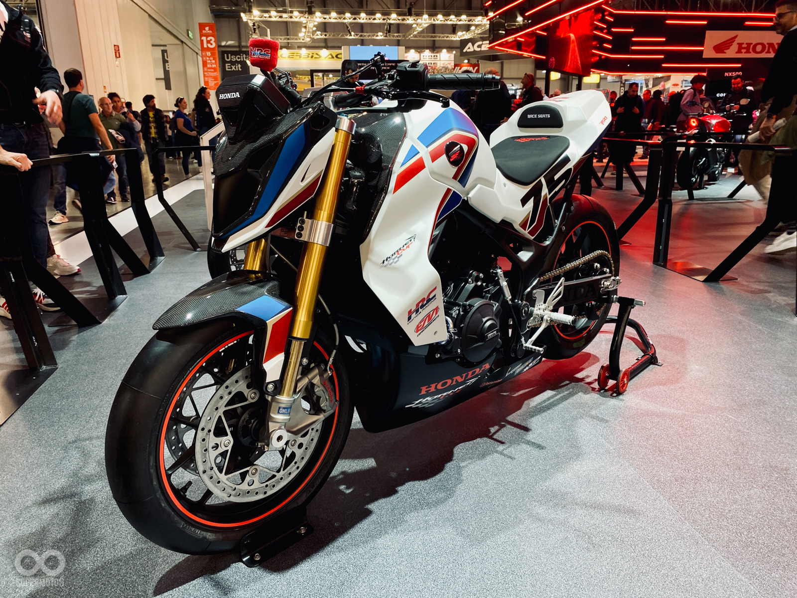 兩側車殼明顯加大，空力套件視覺效果更明顯