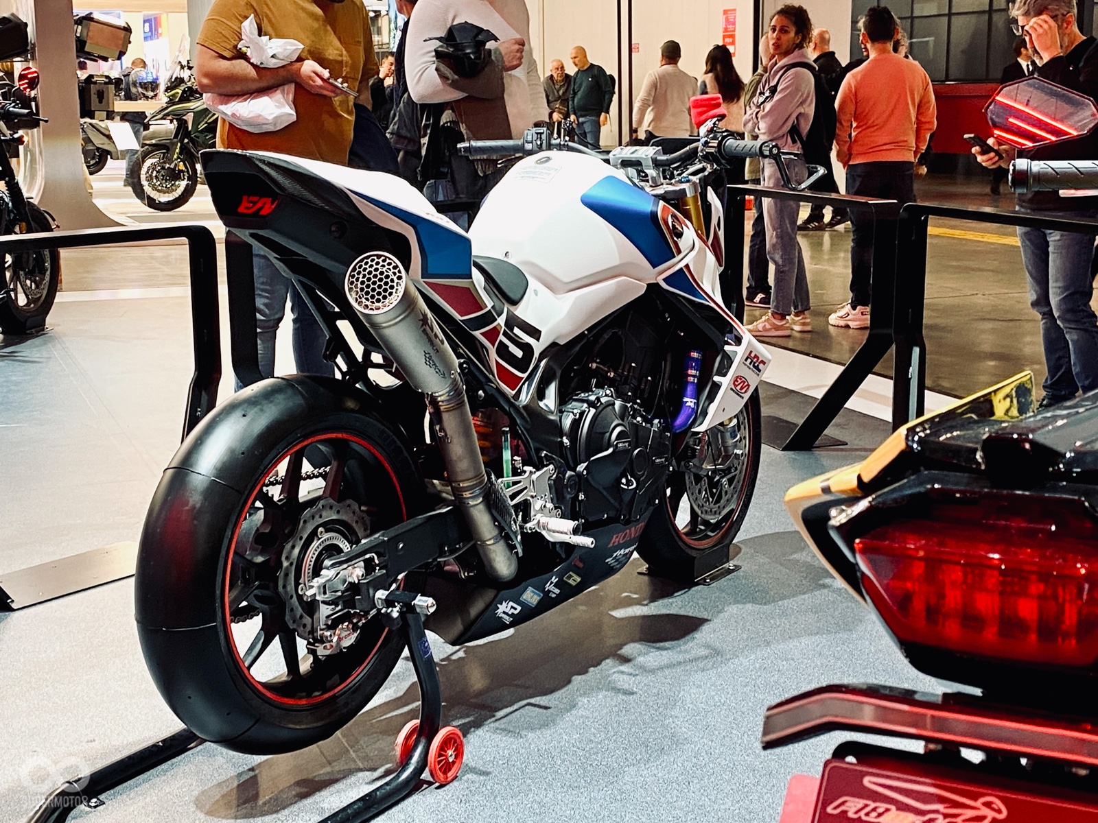 重新設計的車尾單座蓋+有如廠車的排氣管設計，看起來真的超殺！