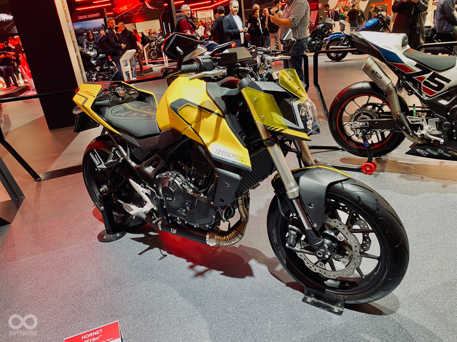 換上改裝頭燈，包圍車燈的黃色風鏡相當特別